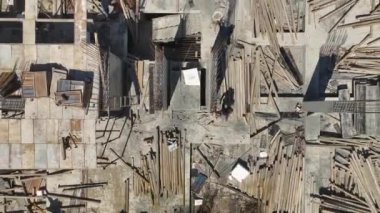 Etkin bir sitede zarif cepheler şekilleniyor.