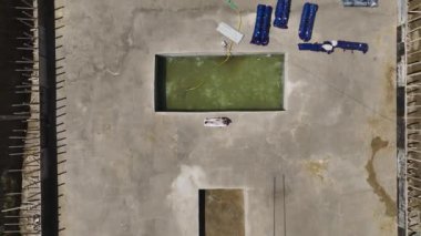 İnşaatın ortasında güneşlenmenin eşsiz bir sahnesi..