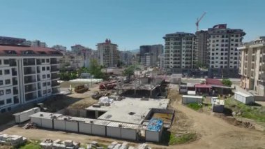 Dinamik faaliyeti olan lüks bir bina..