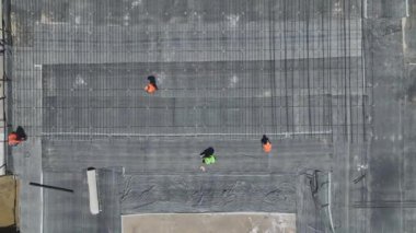 İşçiler temel hazırlar ve duvarları yalıtırlar.