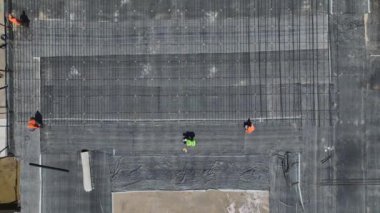 İlerlemeyle hareketlenen bir inşaat alanı.