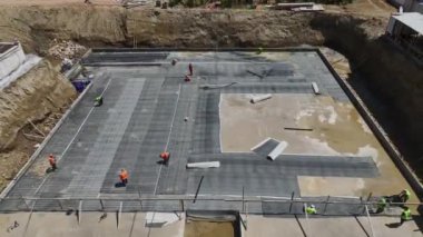 Duvarlara ve üs çalışmalarına odaklanmış yoğun bir site.