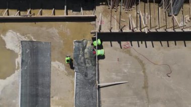 Duvarlara ve üsse odaklanan etkin yapı.