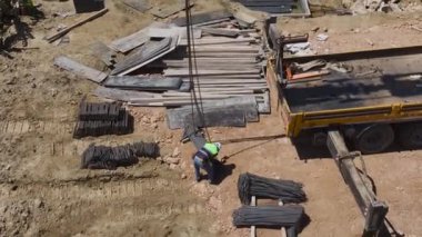 Duvarları izole etmek ve temeli hazırlamak..