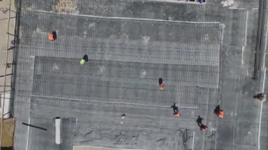 Duvarlarda ve temel çalışmalarda inşaat ilerlemesi.