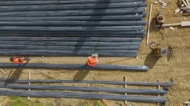 Temel beton dökülmesiyle inşaat ilerlemesi.