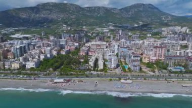 Mahmutlar şehir yaşamını ve doğal güzelliği dengeler..