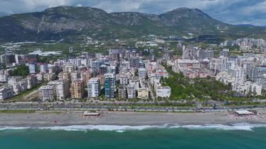 Mahmutlar 'da şehir zarafeti ve kıyı güzelliği.