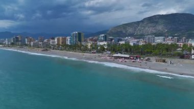 Mahmutlar şehir yaşamını ve doğal güzelliği dengeler..