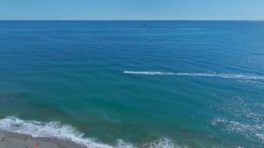 Açık mavi denizde heyecanlı bir jet ski gezisi..