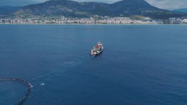 Deniz tabanlı bir balık çiftliğinde oksijen sağlayan bir gemi..