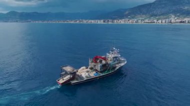 Balık çiftliği bakımı ve gerekli oksijen teslimatı.