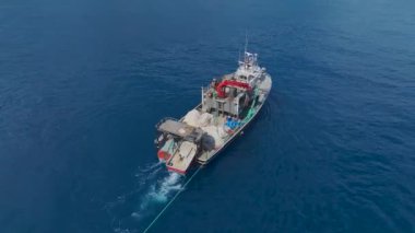 Verimli oksijen dağıtımıyla desteklenen bir balık çiftliği.