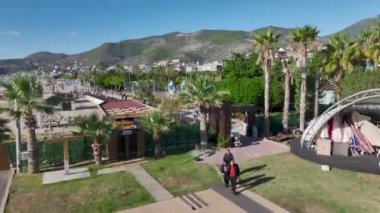 Akdeniz 'in kortlarında raket tenis hareketi.