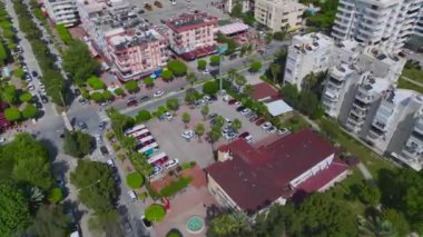Mahmutlar ilçesinde manzaralı kentsel yaşam sunulmaktadır..