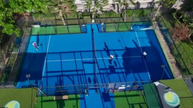 Huzurlu sahil şeridinde raket tenis antrenmanı.