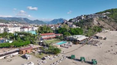 Kristal berraklığında deniz ve kumlu plajlar yaz eğlencesi için.