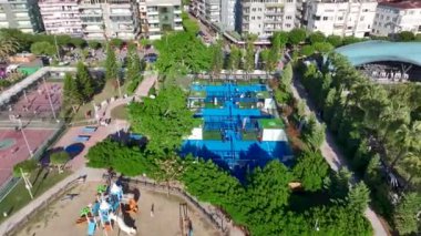 Gök mavisi kıyısı boyunca raket tenis enerjisi.