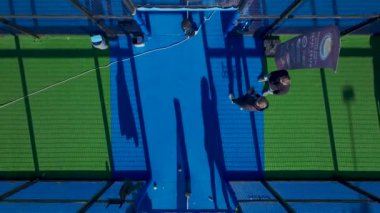 Sahil boyunca raket antrenmanı ve oyunlar.