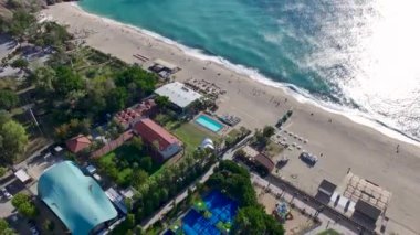 Gök mavisi denizi ve kumlu plajları olan mükemmel bir yaz noktası..