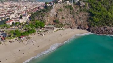 Manzaralı sahil kenarında rahatlama ve eğlence.