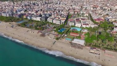 Neşeli yaz kıyıları neşe ve eğlence dolu..