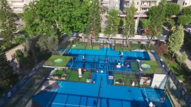 Deniz kenarındaki kortlarda kürek tenisi maçları.