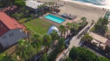 Hayat dolu manzaralı bir Akdeniz kıyısı.