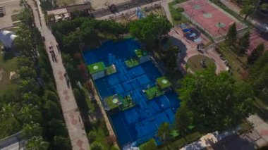 Sakin sahil şeridinde kürek çek ve eğlen.