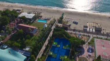 Deniz kenarındaki kortlarda tenis heyecanı..