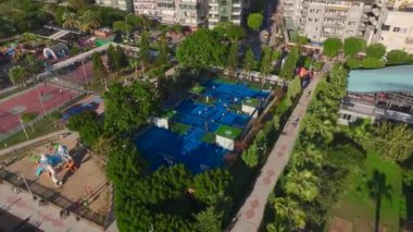 Açık mavi denizin kıyısında raket tenisi.