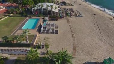 Sonsuz eğlence ve rahatlıkla sahil cazibesi.