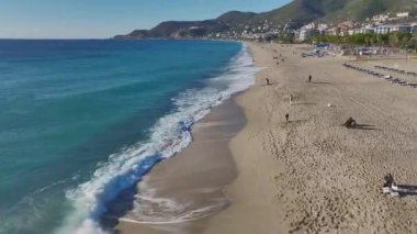 Canlı yaz enerjili Akdeniz güzelliği.