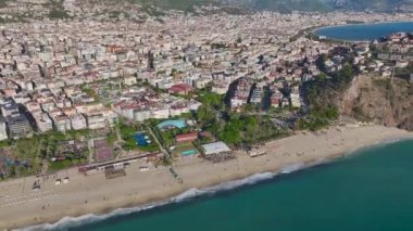 Manzaralı kıyı şeridinde hayat dolu yaz günleri.