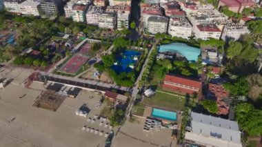 Sahil sahalarında aktif raket tenisi.