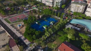 Sahne raketi, sahil şeridinde tenis maçı..