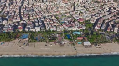 Kıyı şeridi boyunca eğlence dolu yaz plajları.