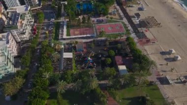 Deniz manzaralı kortlarda tenis oynayın.