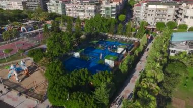Manzaralı bir kıyı ortamında raket tenisi maçları.