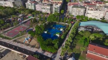 Manzaralı tenis antrenmanı Akdeniz manzaralı.