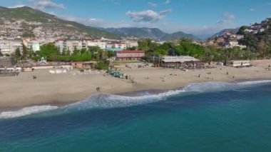 Gök mavisi kıyı şeridinde rahatlık ve eğlence.