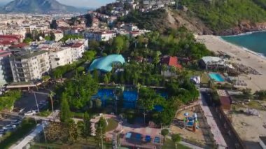 Açık mavi denizin yanındaki sahne kürek oyunları.