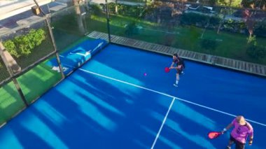 Köpüklü deniz kenarında kürek antrenmanı ve kibritler.