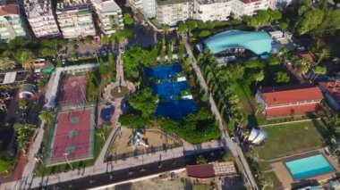 Canlı kıyı şeridinde raket tenisi maçları.