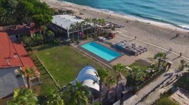 Gök mavisi deniz ve kumlu kıyılar hayat dolu yaz atmosferleriyle.