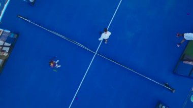 Çarpıcı sahil manzaralı kürek tenisi eğlencesi.