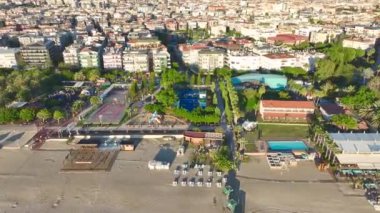 Kahkaha ve neşe dolu neşeli bir oyun alanı.