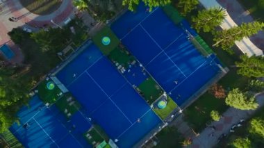 Manzaralı bir kıyı ortamında raket tenisi maçları.