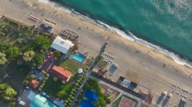 Çocuklar güneşli bir parkta eğleniyor..