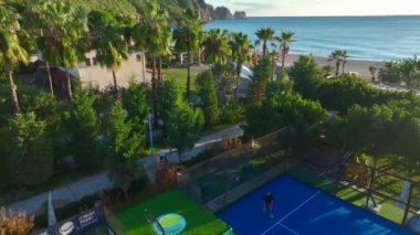 Deniz manzaralı kortlarda kürek oyunları.